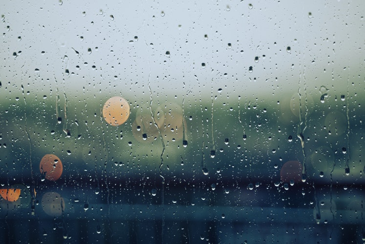 ¿Cómo conducir seguro a través de la lluvia?