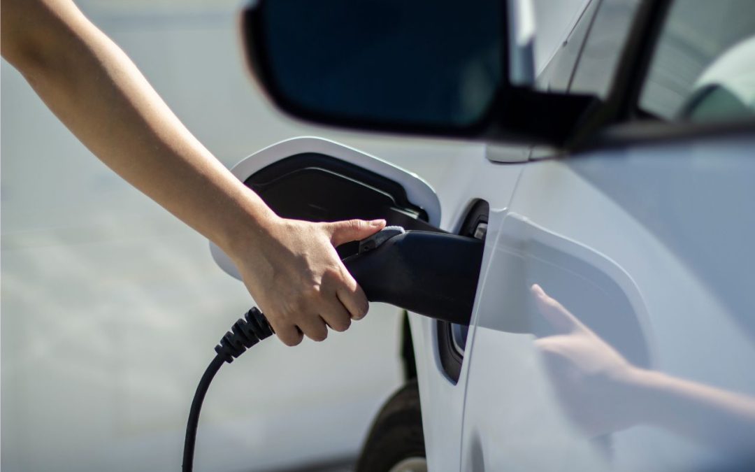 ¿Cómo puedo mantener mi coche eléctrico en buen estado?