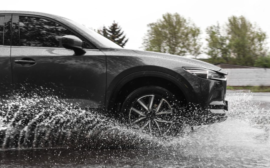 Consecuencias del aquaplaning: Más allá del agua en el camino