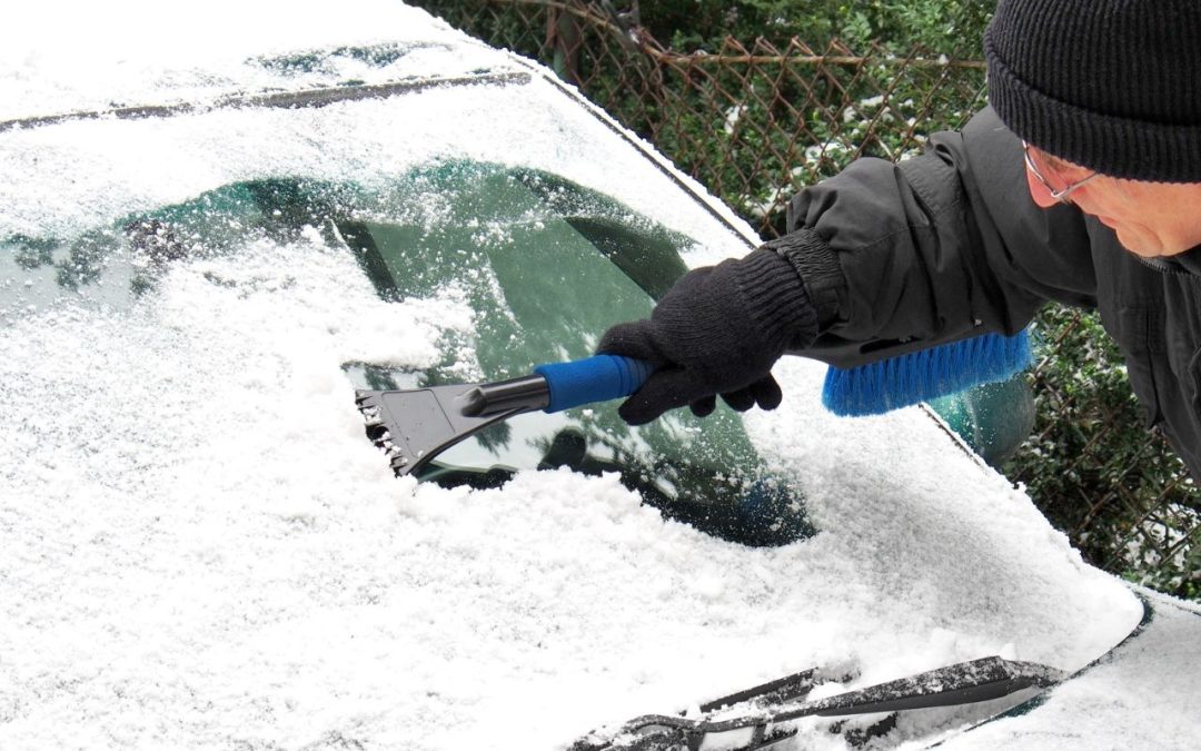 La mejor solución para el invierno: rasqueta para hielo y líquido descongelante